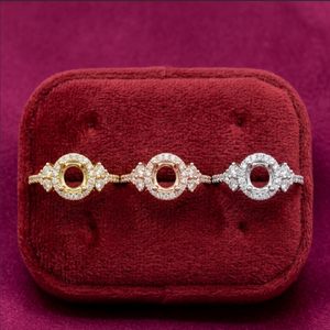 Bague de fiançailles pour femme en or blanc massif 18 carats, design de créateur, avec halo rond, pavé de diamants en grappe triangulaire et bande pavée, pour soirée - Product Image 5