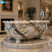 Baignoire autoportante de luxe en marbre, sur mesure, avec décor floral sculpté à la main et tissu drapé pour salle de bain de villa