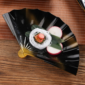 Assiette en forme d'éventail, laque noire et or, pour la cuisine japonaise et coréenne, idéale pour servir des sushis, des desserts et lors de réceptions. - Product Image 2
