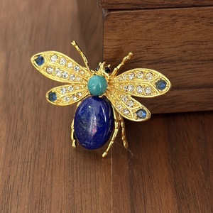 Broche d'abeille artisanale de luxe en lapis-lazuli naturel avec zircon turquoise incrusté, plaqué or sur cuivre, bijoux fins - Product Image 5