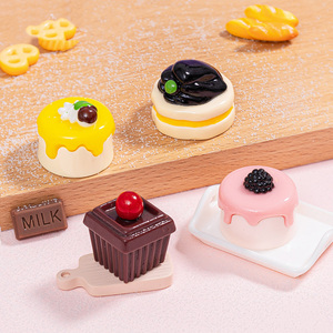 Miniature de dessert mignonne en résine pour maison de poupée, figurine de gâteau miniature pour loisirs créatifs et décoration de bureau à domicile - Product Image 3