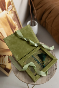 Personalisierte Hochzeitsmonogramm Smaragdgrüne Samt Luxus Hochzeitseinladungsbox Acryl-Hochzeitseinladungen in Box mit Quaste - Product Image 6