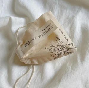 Sac cadeau de mariage en coton personnalisé avec cordon de serrage et housse anti-poussière pour les mariages et les occasions spéciales - Product Image 3