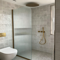 Paroi de douche moderne en verre trempé cannelé arqué, panneau fixe avec cadre doré, séparateur de salle de bain pour salle de bain à accès direct, cloison de salle de bain humide pour projets