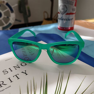 Yüksek Kaliteli Yaşam Tarzı Koşu Güneş Gözlükleri Çevre Dostu PC Çerçeveli Erkek Kadın Logolu Özel UV400 Polarize Güneş Gözlükleri - Product Image 2