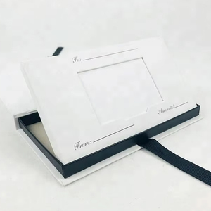 Confezione regalo in carta rigida di alta qualità personalizzata con chiusura a nastro - Product Image 1