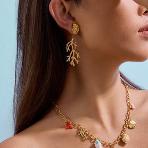 Pendientes Colgantes de Aleación de Zinc Chapados en Oro con Diseño de Concha y Coral, Joyería Temática Oceánica para Fiestas - Product Image 3