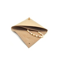 Pochette à bijoux en cuir microfibre beige avec logo embossé personnalisé en forme de triangle