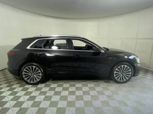 E-tron AWD 4x4 SUV 2020 Usado en Buen Estado, Automático, Asientos de Cuero, Volante a la Izquierda, Precio de Mayoreo - Product Image 3