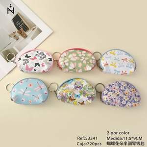 Monedero Semicircular con Diseño de Mariposa y Flor, 11.5x9cm, Accesorio para Llavero, PVC Suave, Diseño Lindo - Product Image 1