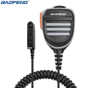 Microphone d'épaule Baofeng pour talkie-walkie, étanche, avec câble spiralé et bouton PTT - Product Image 1