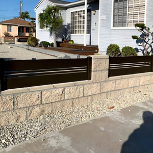 Clôture horizontale en alliage d'aluminium noir avec embouts de poteaux et pointes, écologique, <span class=keywords><strong>pour</strong></span> jardin avant, villa, aspect moderne et luxueux - Product Image 2