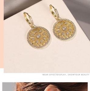 Pendientes de Alta Gama para Mujer, Estilo Retro Europeo Americano, Diseño de Diamantes Completos, Súper Brillantes, Lujosos, Modernos y a la Moda - Product Image 5