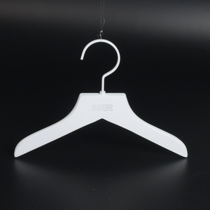 Colgador de <span class=keywords><strong>ropa</strong></span> de <span class=keywords><strong>madera</strong></span>, marca de lujo, color blanco brillante, personalizado, con ganchos y Clips blancos - Product Image 5
