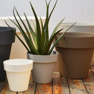 Macetas de decoración del hogar para interiores y exteriores de plástico minimalista nórdico Brice (con bandejas) - Product Image 1