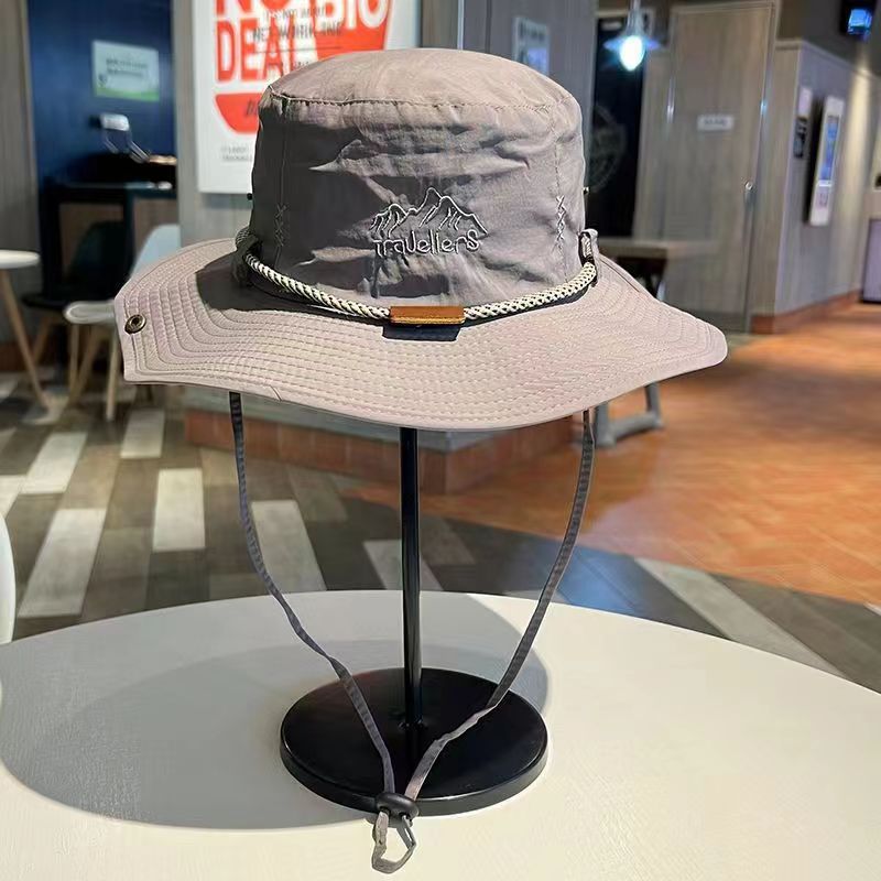 Broderie en rotin gris foncé