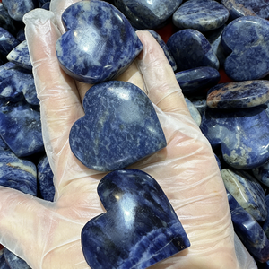 Cœur en Sodalite Bleue Polie Naturelle Écologique en Gros, Pierre de Palmier Sculptée en Forme de Cœur pour Cadeau de Saint-Valentin - Product Image 2