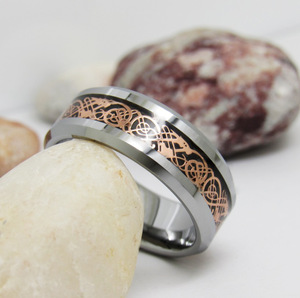POYA Unisex anello moda 8mm bordo smussato argento tungsteno placcato <span class=keywords><strong>fedi</strong></span> <span class=keywords><strong>nuziali</strong></span> <span class=keywords><strong>oro</strong></span> rosa celtico drago intarsio per regalo di fidanzamento - Product Image 1