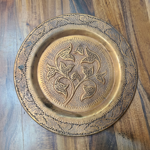 Assiette décorative ronde en métal faite à la main avec motif végétal gravé, design oriental, pour cadeaux - Product Image 2