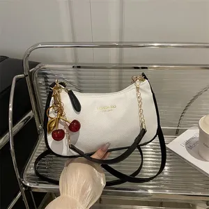 <span class=keywords><strong>Borsa</strong></span> <span class=keywords><strong>a</strong></span> <span class=keywords><strong>Tracolla</strong></span> da Donna alla Moda in Pelle PU Impermeabile con Cerniera <span class=keywords><strong>e</strong></span> Ciondolo <span class=keywords><strong>a</strong></span> Ciliegia, <span class=keywords><strong>Tracolla</strong></span> <span class=keywords><strong>a</strong></span> Catena, Borse <span class=keywords><strong>a</strong></span> <span class=keywords><strong>Mano</strong></span> da Donna - Product Image 4