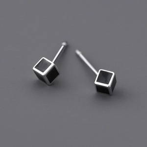 Orecchini <span class=keywords><strong>a</strong></span> Perno Minimalisti <span class=keywords><strong>a</strong></span> Forma di Cubo con Intarsio in Smalto Nero, Orecchini Geometrici Quadrati, Gioielli per Orecchie Eleganti e Alla Moda per Uomo - Product Image 4