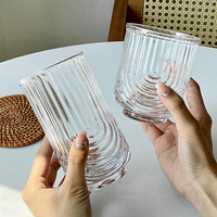 Tasse en verre transparent à rayures verticales pour latte, café, jus, boissons, petit-déjeuner, lait et café