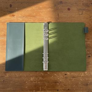Agenda de Cuero Genuino A5 con 6 Anillas, Recargable, Funda para Cuaderno, Diario de Viajero, Cuaderno de Bocetos, Portaplumas, Regalos de Bienvenida - Product Image 1