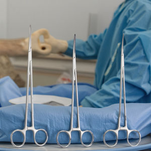 Pince hémostatique chirurgicale de base à ressort hélicoïdal incurvé en acier inoxydable CJH pour grands animaux - Product Image 5