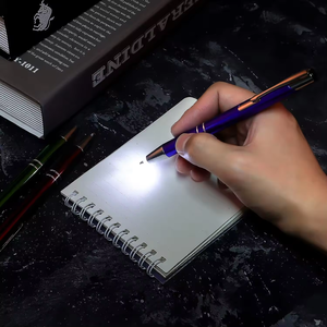 قلم حبر جاف مع إضاءة LED وإضاءة بشعار ترويجي حسب الطلب - Product Image 4