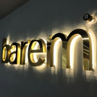 Caracteres retroiluminados LED cromados para exteriores, señalización de metal iluminada en 3D personalizada para uso en interiores