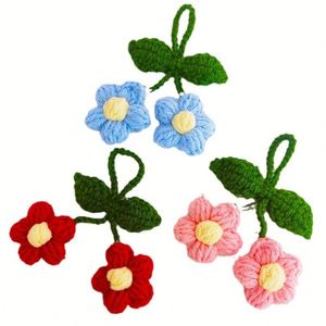 พวงกุญแจโครเชต์รูปดอกไม้ งานแฮนด์เมด ตกแต่งกระเป๋า DIY ของขวัญสำหรับเธอ - Product Image 1