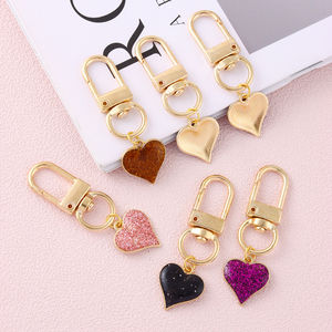 พวงกุญแจรูปหัวใจคู่รักน่ารัก ของขวัญแทนใจ ดีไซน์ผงกลิตเตอร์ งานฝีมือประดับน้ำมัน  จี้ห้อยกระเป๋าสำหรับสาวๆ - Product Image 5