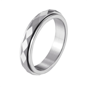Anillo Giratorio de Acero Inoxidable Chapado en Oro Rosa Pulido con Diseño de Rombo, Resistente al Deslustre - Product Image 4