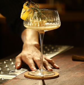 Verre à Margarita et à Whisky sur Pied Créatif, Design Tendance, Fournisseur d'Usine de Logos Personnalisés pour Restaurants et Fêtes - Product Image 1