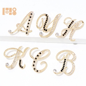 Broche Alphabet Lettre Rhinestone Broches pour enfants Bijoux en alliage avec technologie de placage pour les occasions de mariage et de fiançailles - Product Image 1