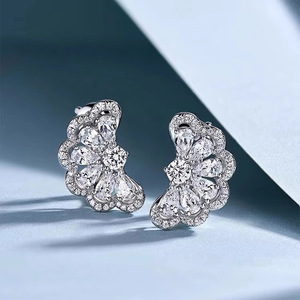 Orecchini a Perno a Forma di Goccia con Petali per Donne, Design Floreale Elegante, Accessori per Orecchie da Indossare Quotidianamente - Product Image 3