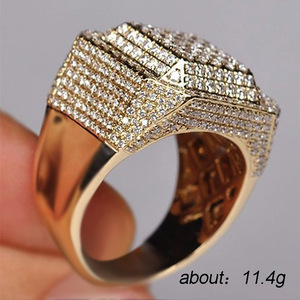 Anello in Ottone Quadrato e Audace per Donne, Design Classico Scintillante con Incastonature, Regalo per Fidanzamento, Gioiello di Moda Stile Street - Product Image 5