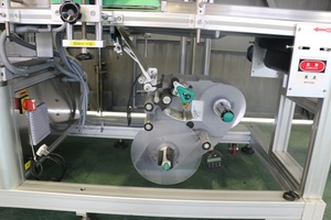 Étiqueteuse automatique d'autocollants supérieurs et inférieurs pour boîtes à légumes, plateaux à viande et contenants frais 23 ans d'expérience OEM - Product Image 4