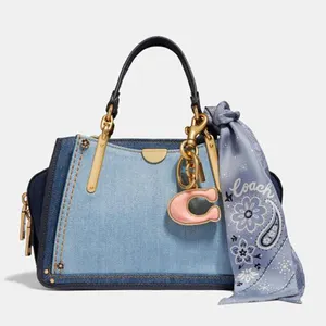Fabrika deri mavi Denim klasik bayanlar Tote çanta büyük kapasiteli kumaş kadın çanta Charms