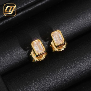 Boucles d'oreilles clous en moissanite taille émeraude, en argent sterling S925, sertissage clos, plaqué or 18 carats, avec certificat GRA - Product Image 5