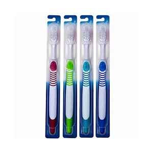 Brosse à dents <span class=keywords><strong>Oral</strong></span>-<span class=keywords><strong>B</strong></span> Sensitive Clean pour adultes, 35 Extra Soft, lot de 4, bleu, vert, orange, rose - Product Image 1