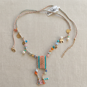 Collier pendentif artisanal Sstringz Aqua Blue & Peach avec perles Miyuki, éclats de pierres multicolores, breloques dorées et pompons, style bohème - Product Image 5