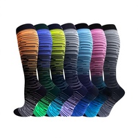Chaussettes de compression sportives populaires transfrontalières, dégradé de couleurs mélangées, unisexe, mi-mollet, élastiques, en nylon, antidérapantes