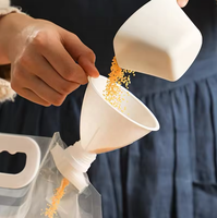 Sacs à boisson réutilisables portables de qualité alimentaire personnalisés tiennent debout pochettes à bec verseur en plastique avec couvercle pour emballage de boissons liquides