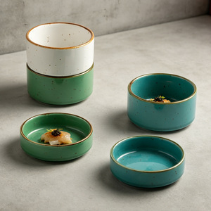 Plato Redondo Pequeño de Cerámica con Borde Moteado Rústico, Plato Compacto para Servir Sushi, Salsas y Aperitivos para Bistro y Comidas Familiares - Product Image 1