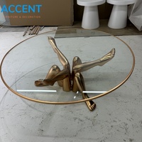 Table basse en fibre de verre avec sculpture de jambe humaine en FRP, finition bronze doré électrolytique, pour centre d'art de luxe et galerie