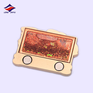 Longzhiyu 18 años Imanes de nevera de dibujos animados de metal Fabricante Esmalte suave personalizado Imanes de nevera de arena movediza personalizados - Product Image 3