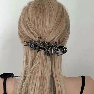 Pinza de Pelo Líquida Abstracta Hueca con Diseño de Pico de Pato para Mujer, Pinza Grande Sencilla Tipo Tiburón, Sujetador Metálico para el Cabello, Accesorio para el Cabello Femenino - Product Image 1