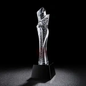 Forme de torche personnalisée, trophée gravé en cristal pour la coupe du monde avec base noire pour les événements sportifs