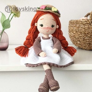 Adorable poupé<span class=keywords><strong>e</strong></span> au crochet inspiré<span class=keywords><strong>e</strong></span> d'<span class=keywords><strong>Anne</strong></span> Shirley, poupé<span class=keywords><strong>e</strong></span> de personnage tricoté<span class=keywords><strong>e</strong></span> à la main <span class=keywords><strong>avec</strong></span> une salopette pour la décoration de la chambre d'enfant et cadeau pour les fans - Product Image 1